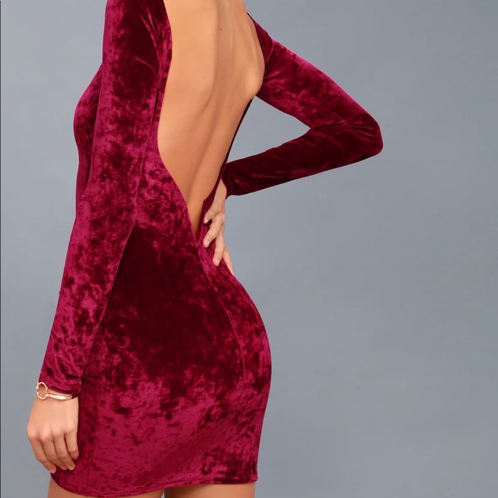 NWOT Lulu’s Burgundy Velvet Open Back Dress ✨